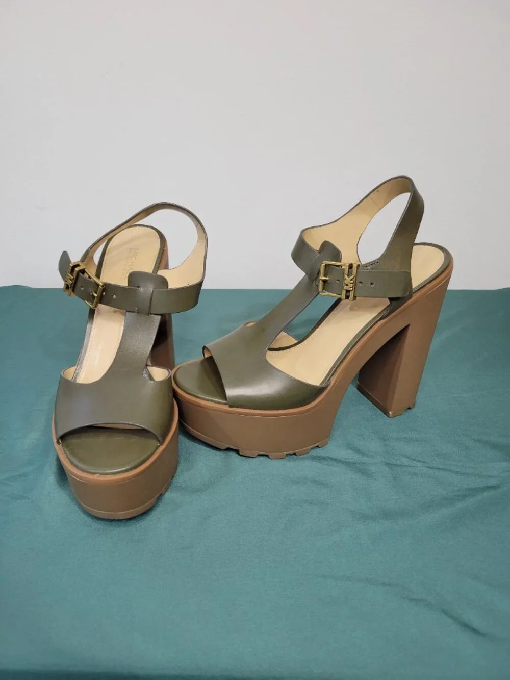 MICHAEL KORS OLIVE LEATHER PLATFORM HEELS 8.5 LIKE NEW
